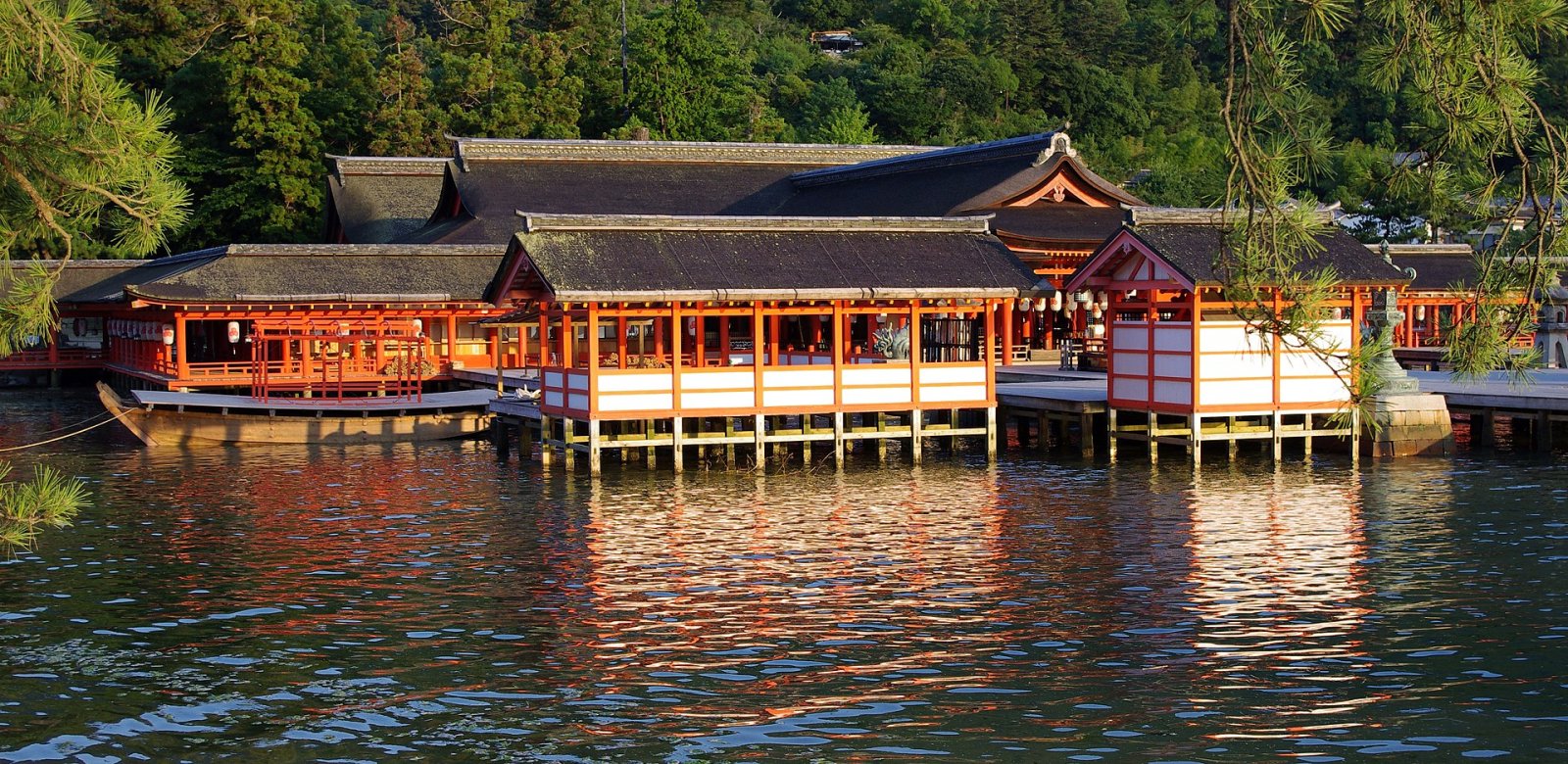 Scopri il Santuario di Itsukushima: un tesoro culturale in Giappone - Hatsukaichi | Secret World Trip Planner