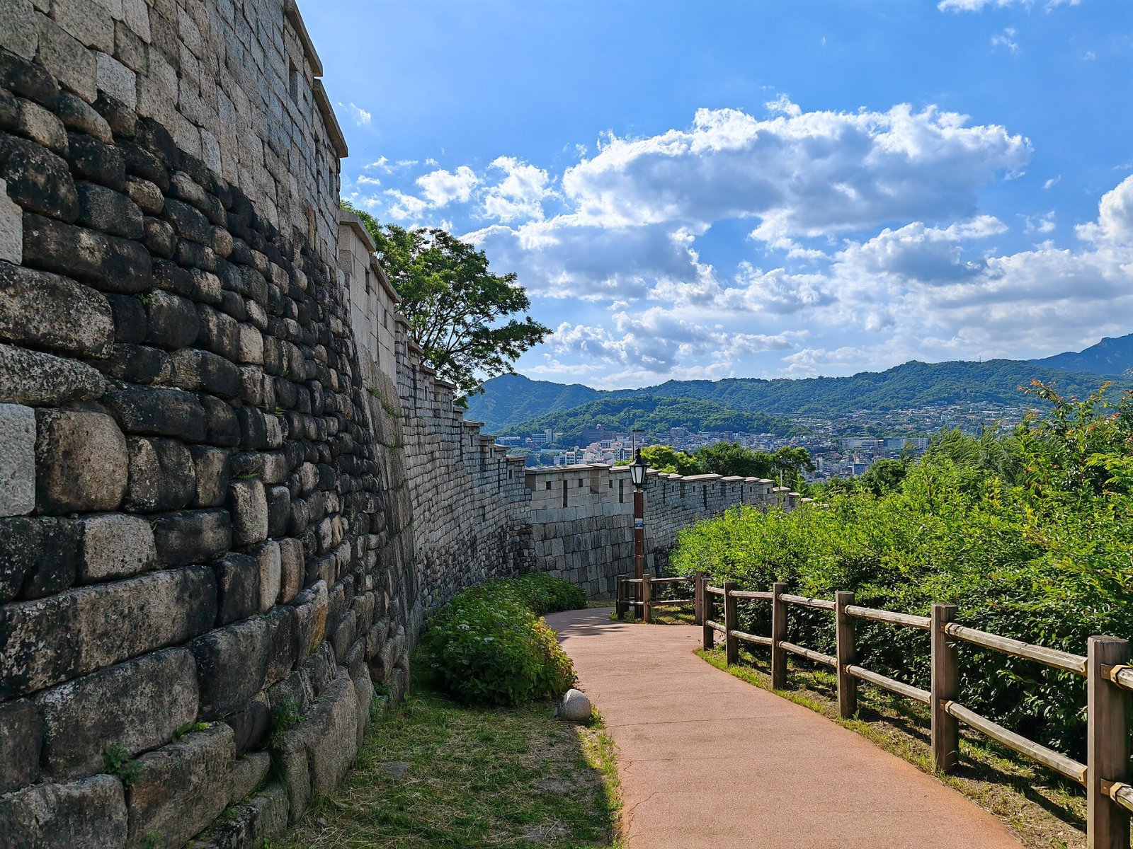 Entdecken Sie die Geschichte der Seoul City Wall: Eine Reise in die Vergangenheit — Seongbuk District