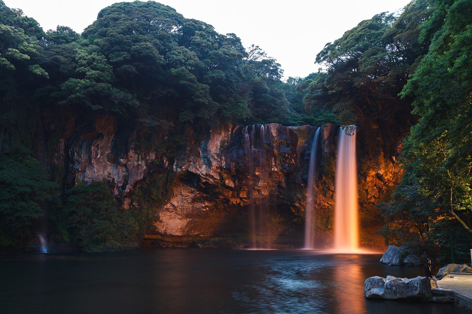 Scopri la meraviglia della Cascata Cheonjiyeon a Jeju - Seogwipo | Secret World Trip Planner