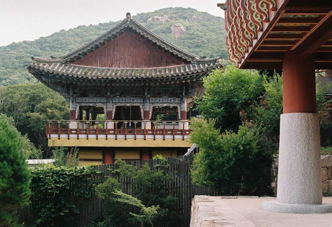 Explorer le temple Beomeosa à Busan : un voyage dans la culture coréenne - 73J5+Q8 Busan | Secret World Trip Planner