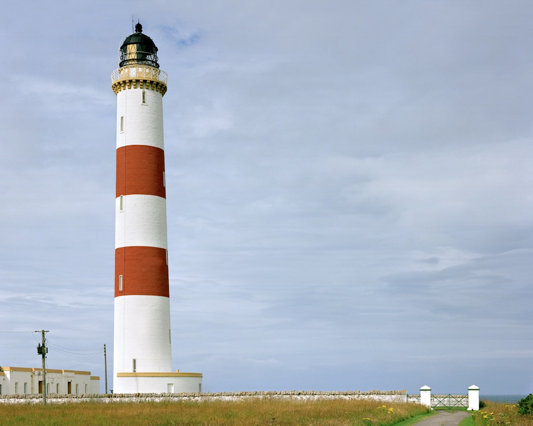 Découvrez le phare de Tarbat Ness : un joyau de l'Écosse — V68F+29 Tain