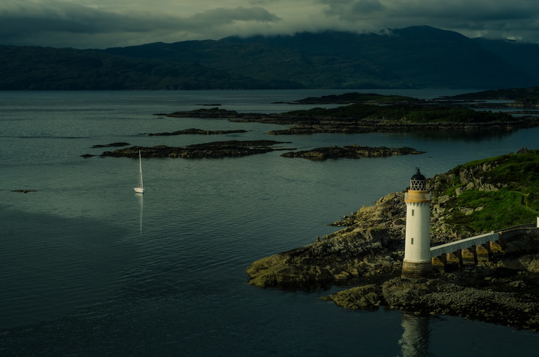 Découvrez le phare de Skervuile : un bijou de l'Écosse - V5F9+MM Isle of Jura | Secret World Trip Planner