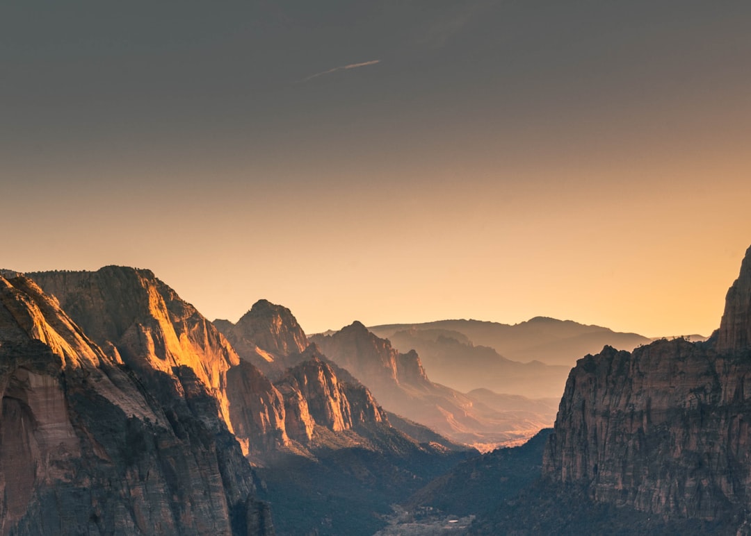 Scopri Angels Landing: un'escursione mozzafiato nello Utah - Jinzhong | Secret World Trip Planner