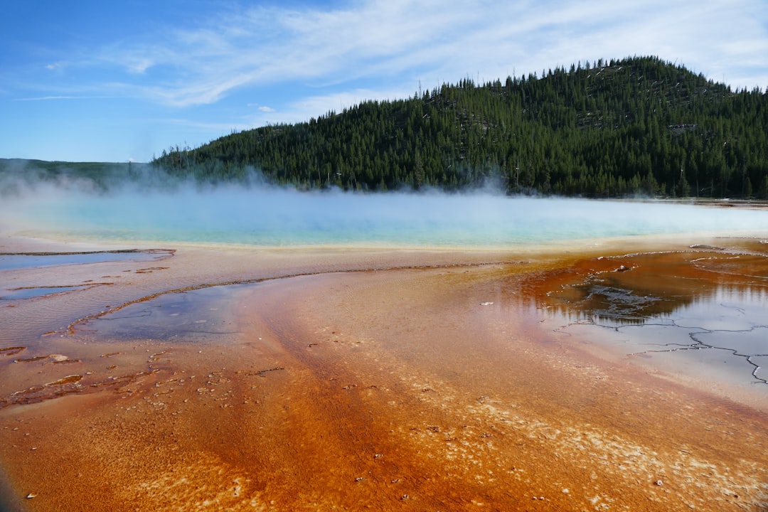 Entdecken Sie die Magie der Grand Prismatic Spring in Yellowstone | Secret World Trip Planner