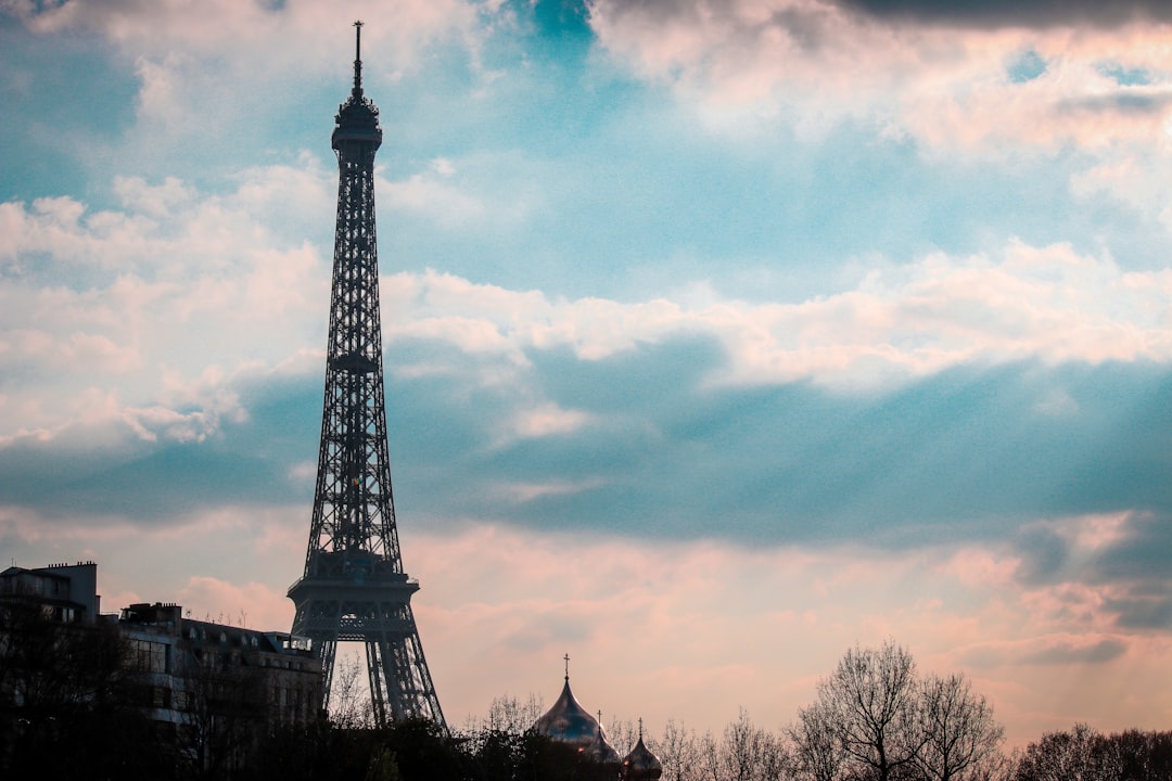埃菲尔铁塔的魔力：巴黎的象征 - Av. Gustave Eiffel | Secret World Trip Planner