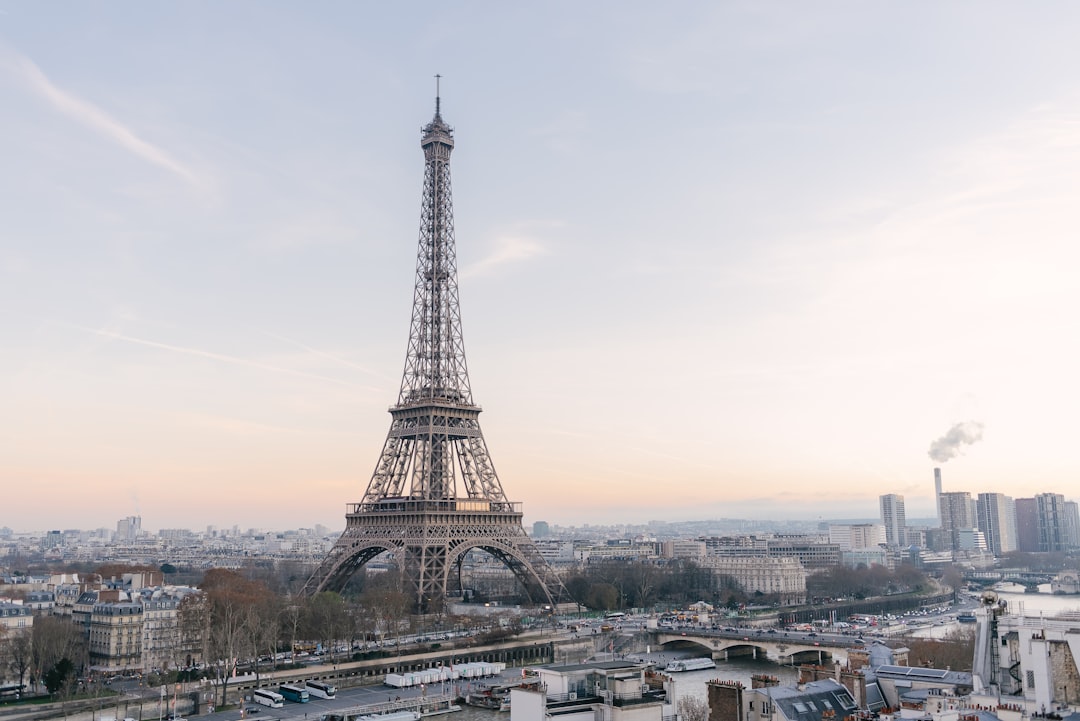 埃菲尔铁塔的魔力：巴黎的象征 - Av. Gustave Eiffel | Secret World Trip Planner