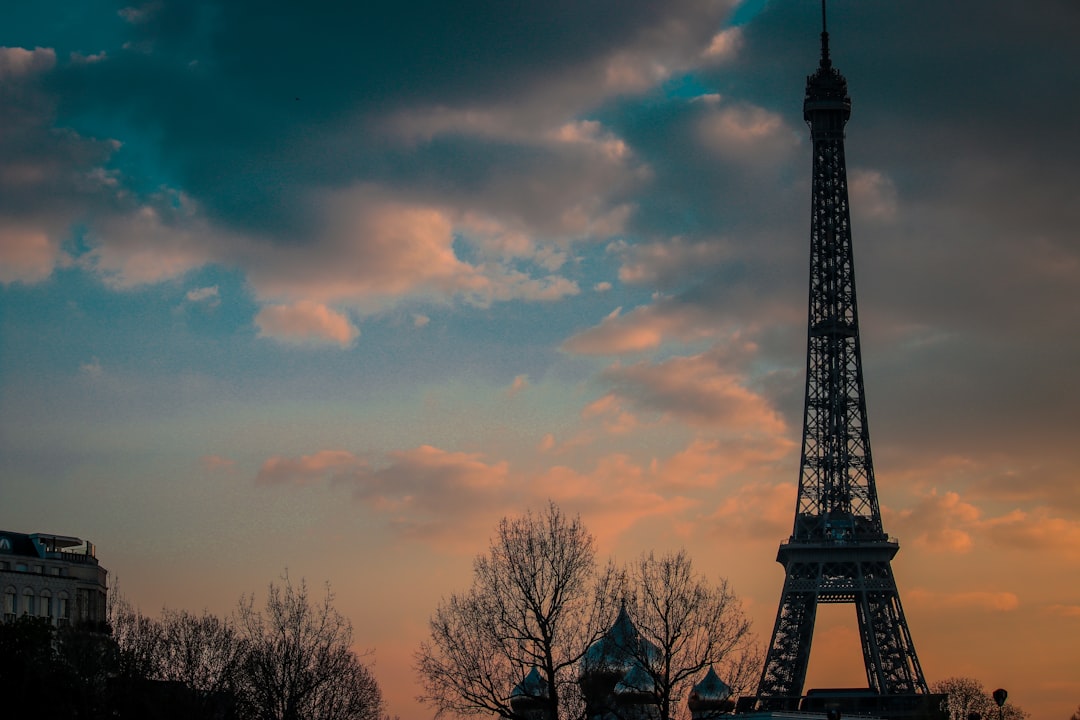 埃菲尔铁塔的魔力：巴黎的象征 - Av. Gustave Eiffel | Secret World Trip Planner