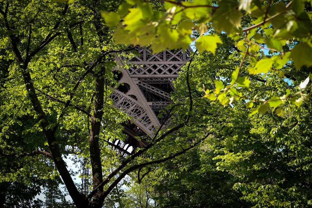 埃菲尔铁塔的魔力：巴黎的象征 - Av. Gustave Eiffel | Secret World Trip Planner