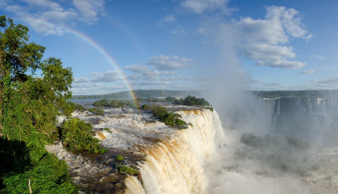 Entdecke die Iguazú-Wasserfälle: Ein Naturparadies — N3370 Puerto Iguazu