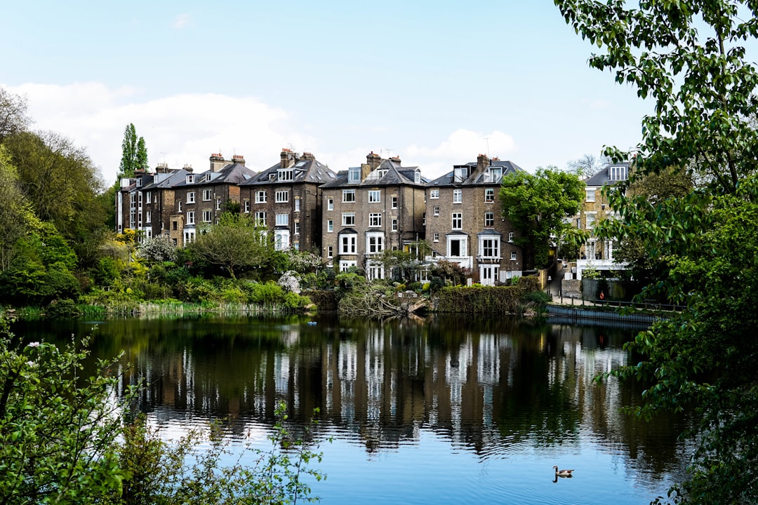 Descubra Hampstead Heath: Os Jardins Ocultos de Londres - Londra | Secret World Trip Planner