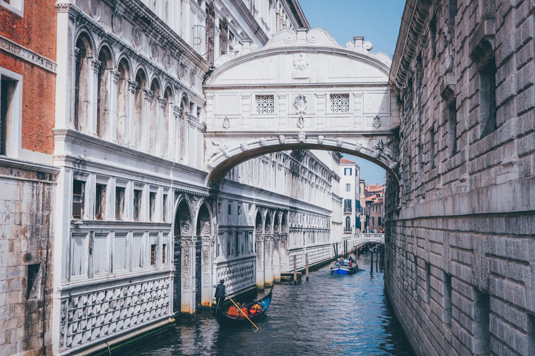 Ponte dei Sospiri: Un Gioiello Nascosto a Cambridge - St John's St | Secret World Trip Planner