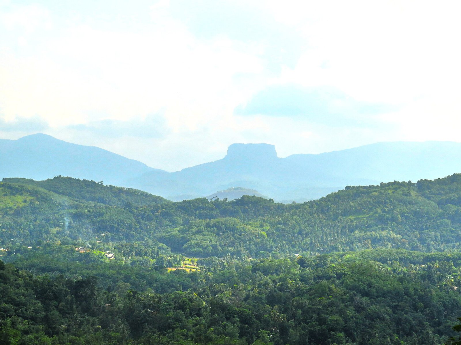 Scopri Bible Rock: la montagna che racconta storie in Sri Lanka - Ussapitiya | Secret World Trip Planner