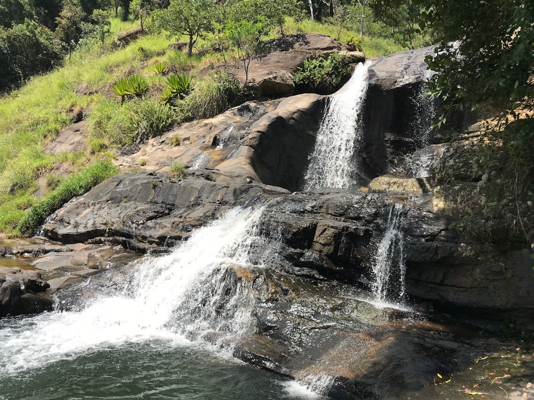 Découvrez les majestueuses chutes de Diyaluma : un paradis naturel au Sri Lanka - Naulla | Secret World Trip Planner