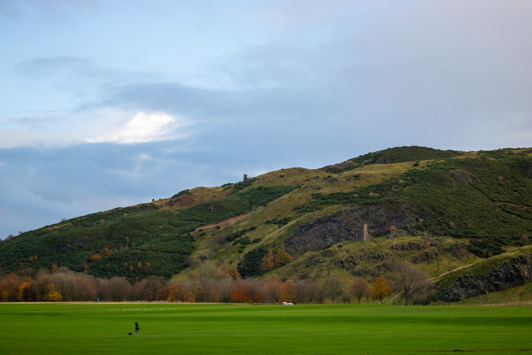 Découvrez Arthur's Seat : Le Volcan Éteint d'Édimbourg | Secret World Trip Planner