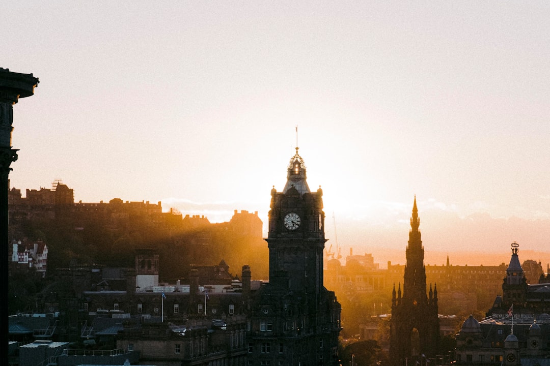 Scopri Calton Hill: il cuore culturale di Edimburgo | Secret World Trip Planner
