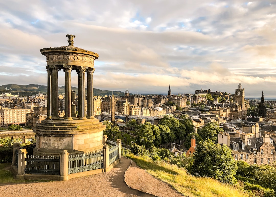 Découvrez Calton Hill : le cœur culturel d'Édimbourg | Secret World Trip Planner