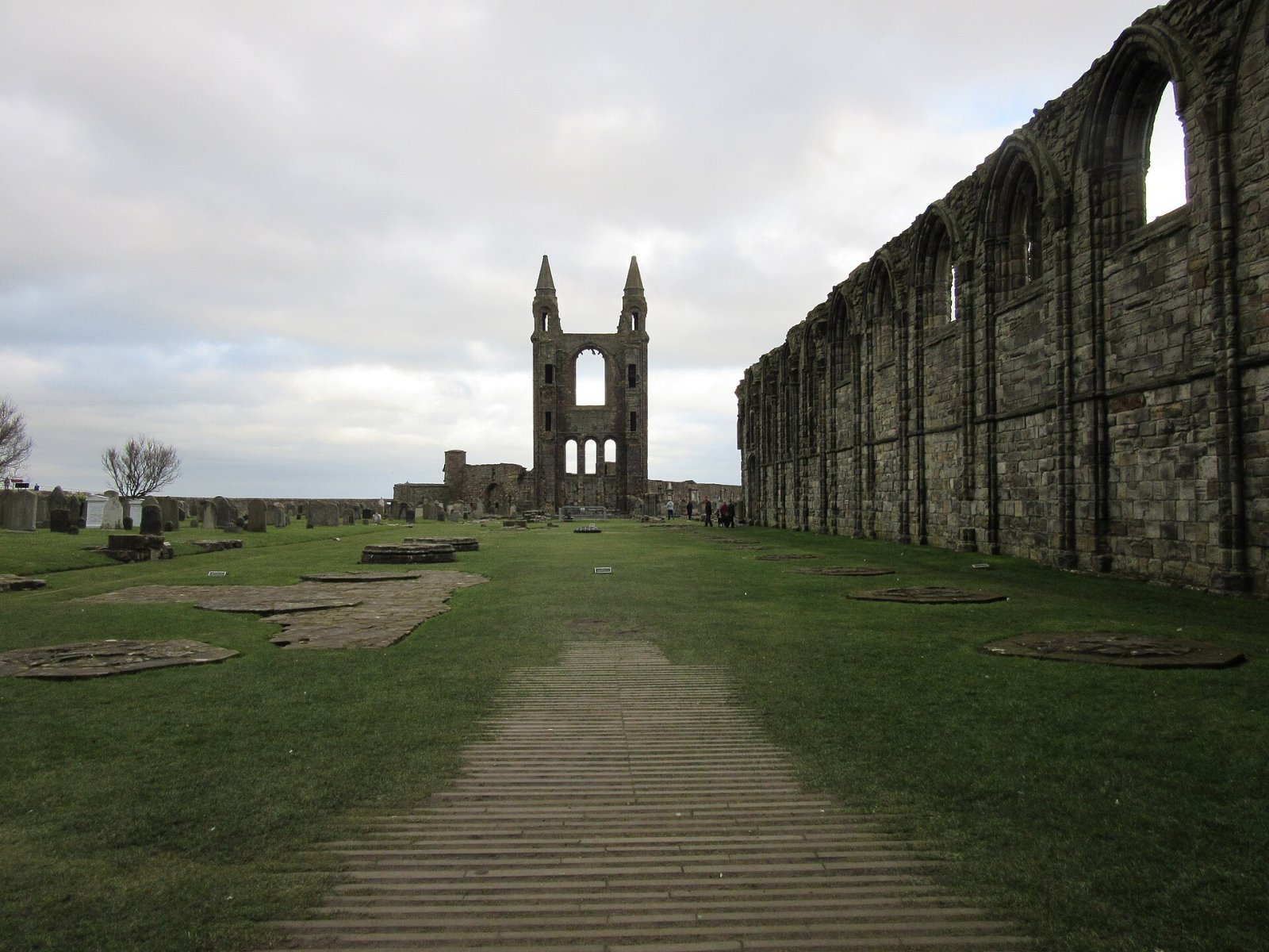 Scopri la St Andrews Cathedral: un tesoro culturale della Scozia | Secret World Trip Planner