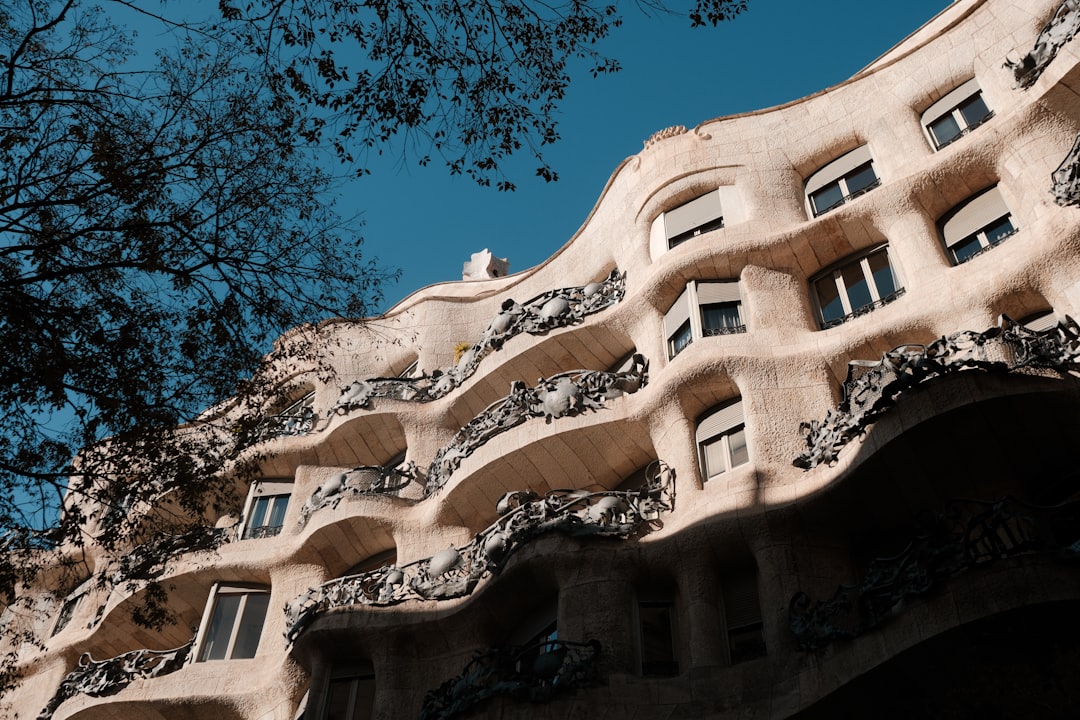 바르셀로나의 가우디 걸작, 카사 밀라 라 페드레라 - Barcelona | Secret World Trip Planner