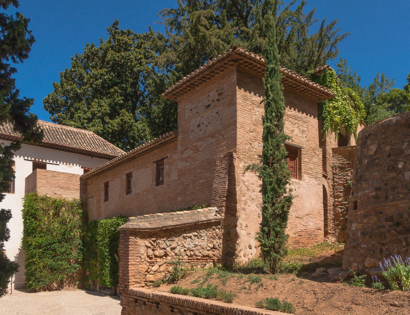 Discover the Generalife of Granada: A Paradise of History and Beauty | Secret World Trip Planner
