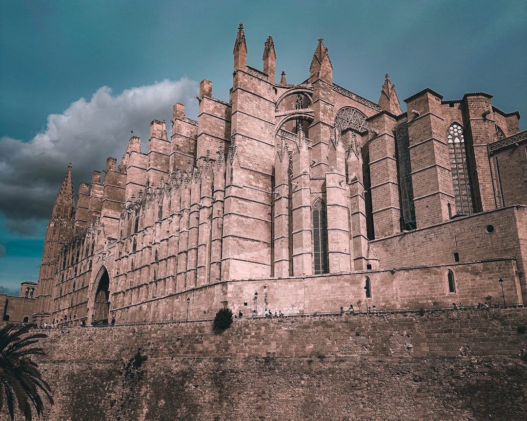 Die Majestätische Kathedrale von Palma: Ein Gotisches Juwel auf den Balearen - Palma | Secret World Trip Planner
