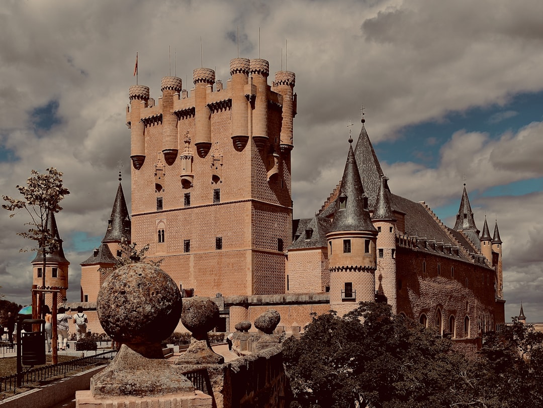 Découvrez l'Alcázar de Ségovie : un château féerique en Espagne | Secret World Trip Planner