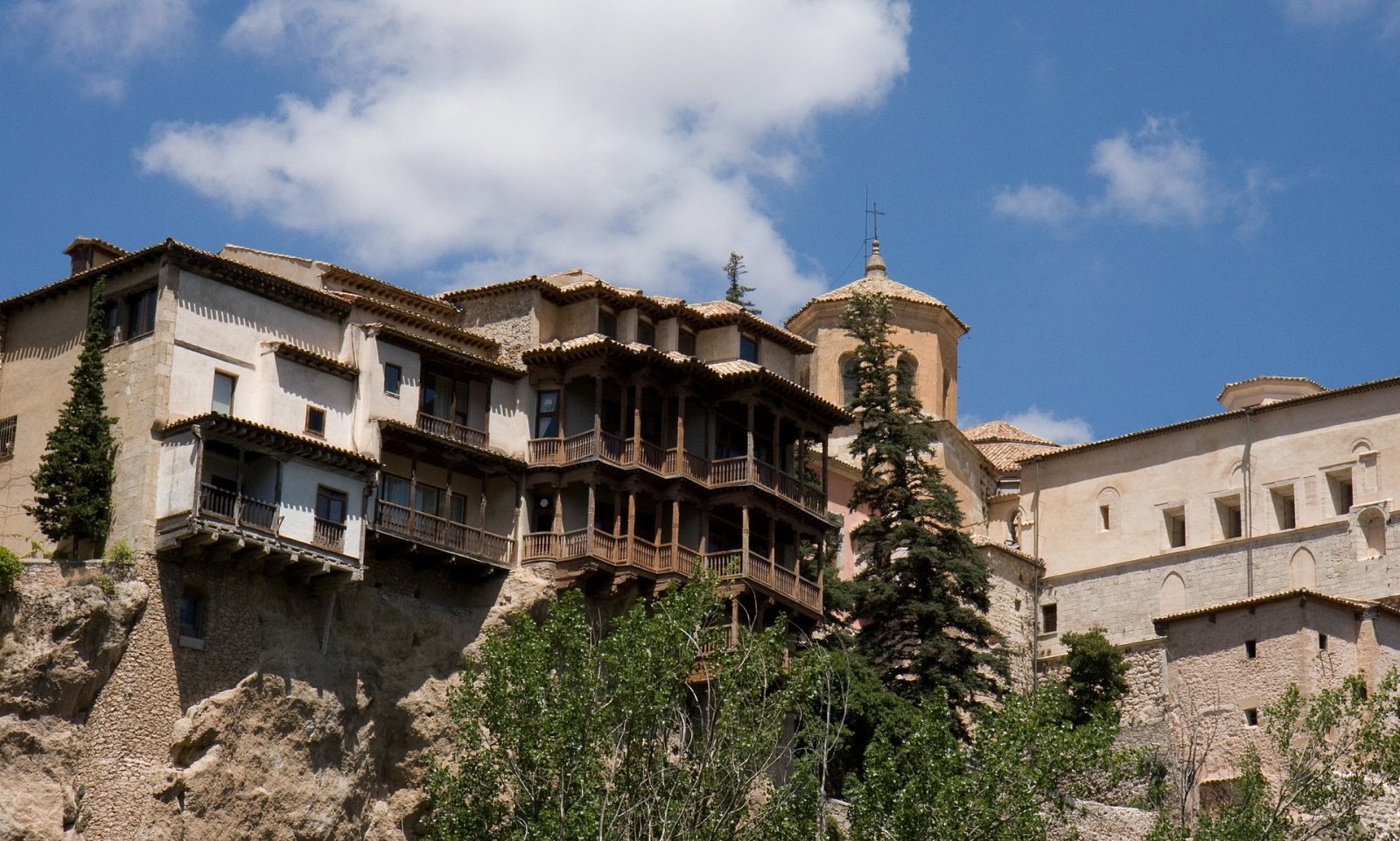 Scopri le Case Pendenti di Cuenca: Un Tuffo nella Storia | Secret World Trip Planner