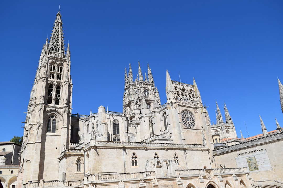 Découvrez la majestueuse Cathédrale de Burgos : un chef-d'œuvre gothique | Secret World Trip Planner