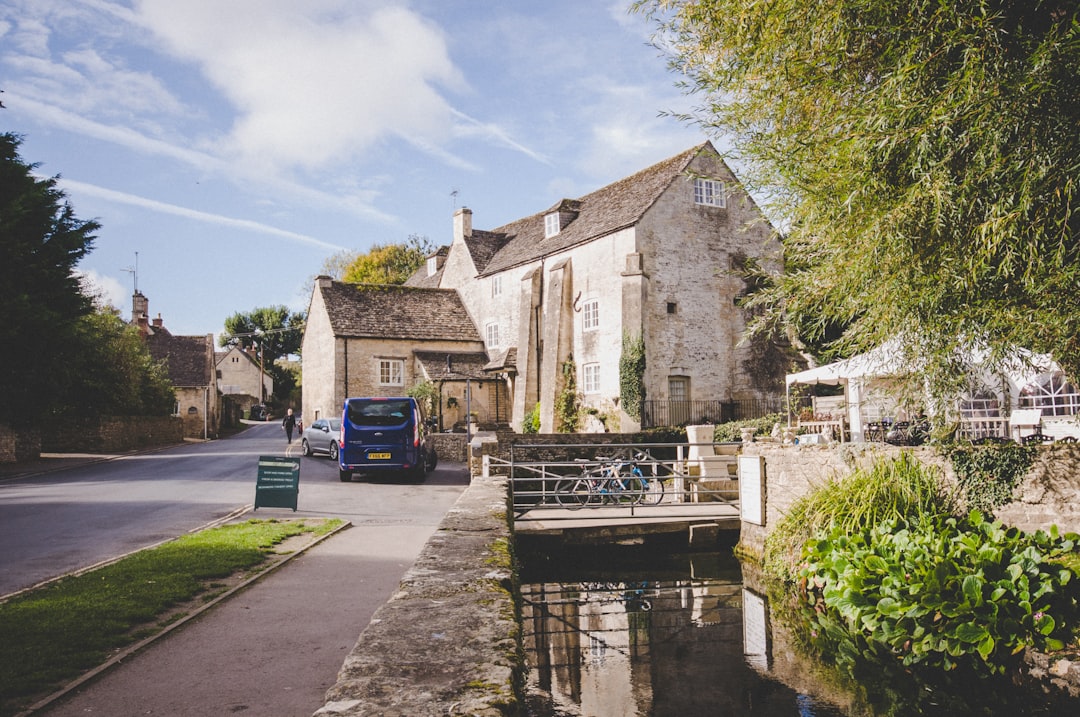 Scopri Bibury: un gioiello culturale nel cuore dell'Inghilterra | Secret World Trip Planner