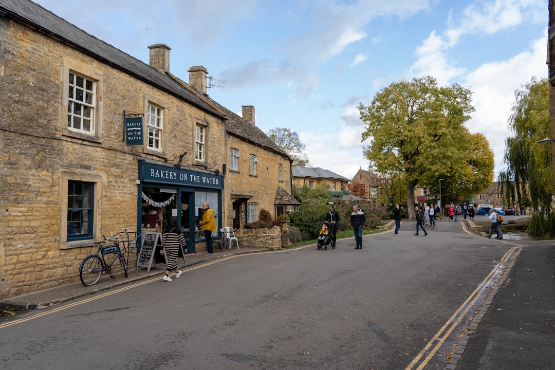 Découvrez Bourton-on-the-Water, la Venise des Cotswolds | Secret World Trip Planner