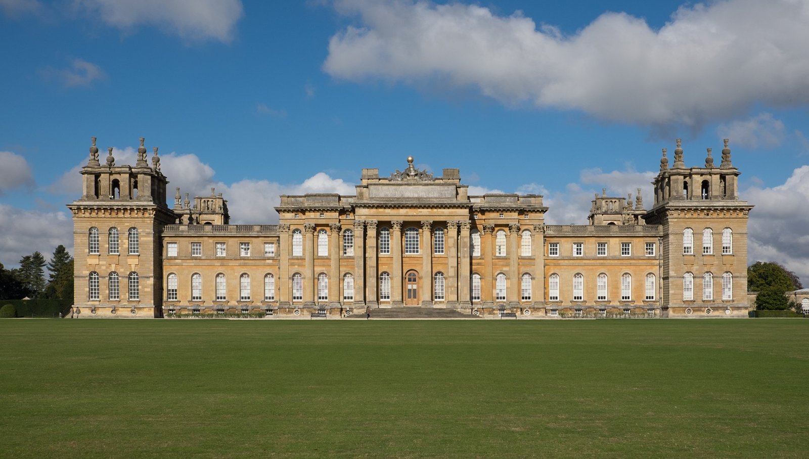 Scopri Blenheim Palace: Storia e Bellezza a Woodstock - R9R6+MQ Walton on the Naze | Secret World Trip Planner