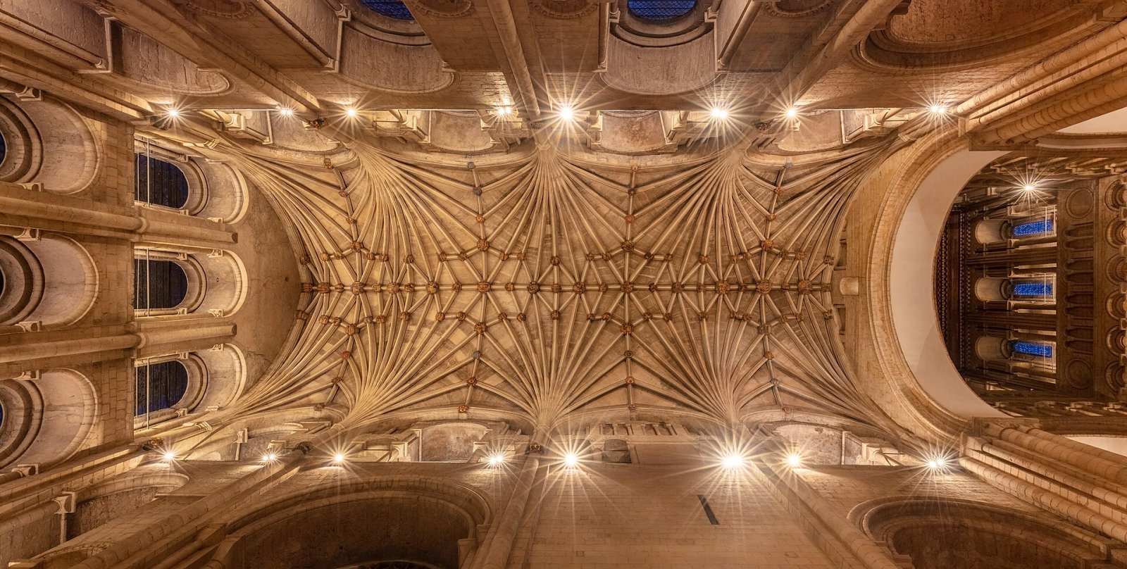 Scopri la Maestosità della Cattedrale di Norwich — Norfolk