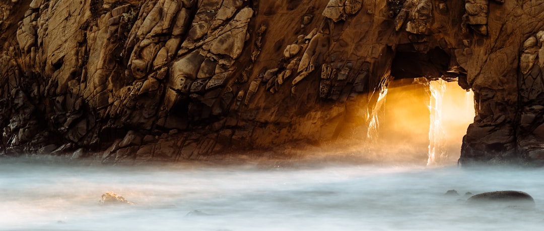 Scoprire Pfeiffer Beach: La Spiaggia dei Sogni a Big Sur - Big Sur | Secret World Trip Planner