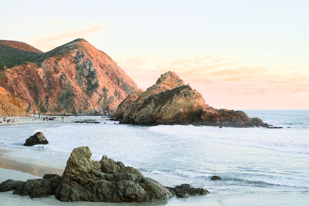 Scoprire Pfeiffer Beach: La Spiaggia dei Sogni a Big Sur - Big Sur | Secret World Trip Planner