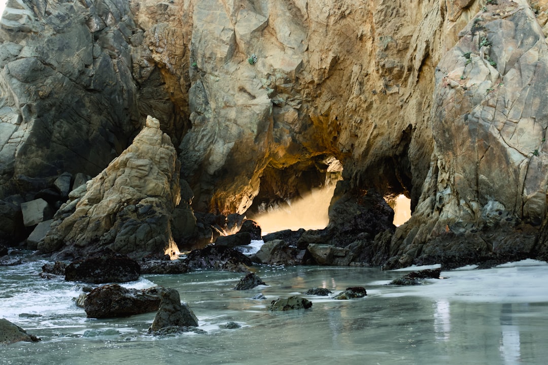 Scoprire Pfeiffer Beach: La Spiaggia dei Sogni a Big Sur - Big Sur | Secret World Trip Planner
