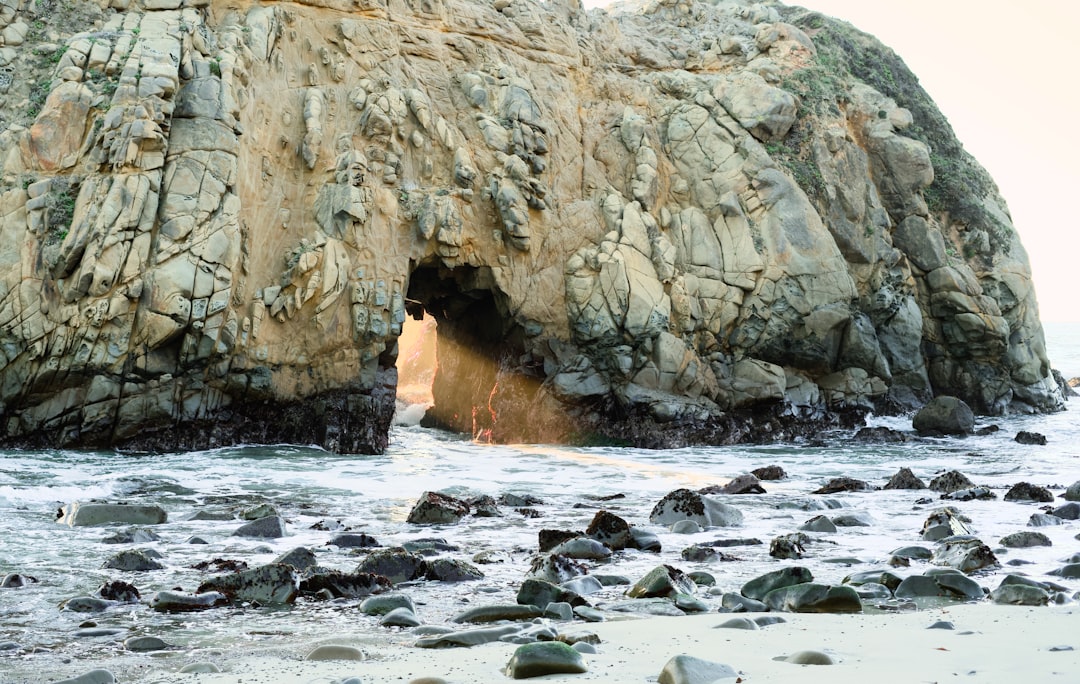 Scoprire Pfeiffer Beach: La Spiaggia dei Sogni a Big Sur - Big Sur | Secret World Trip Planner
