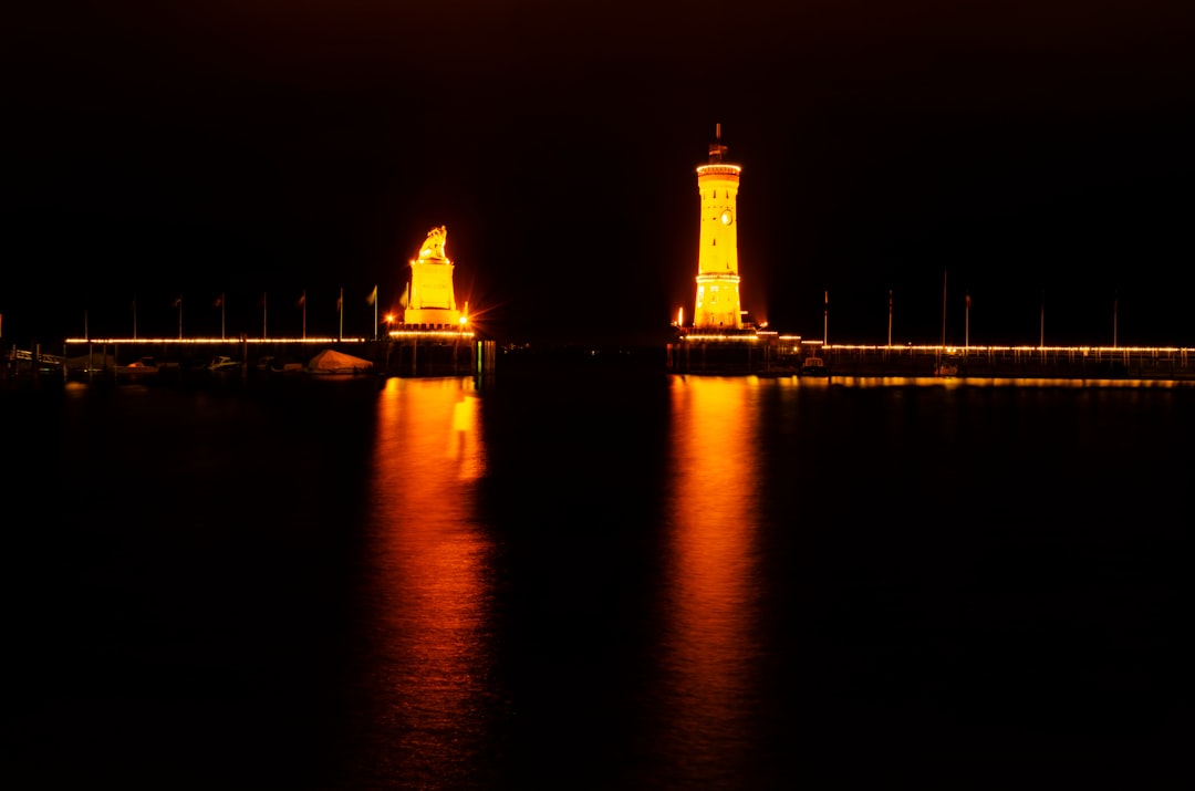 Scoprire il Neuer Leuchtturm di Lindau: un faro sul Lago di Costanza - Hafenpl. | Secret World Trip Planner