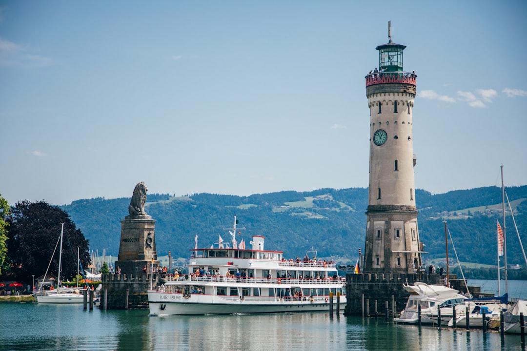 Descubre el Neuer Leuchtturm de Lindau: faro en el Lago - Hafenpl. | Secret World Trip Planner