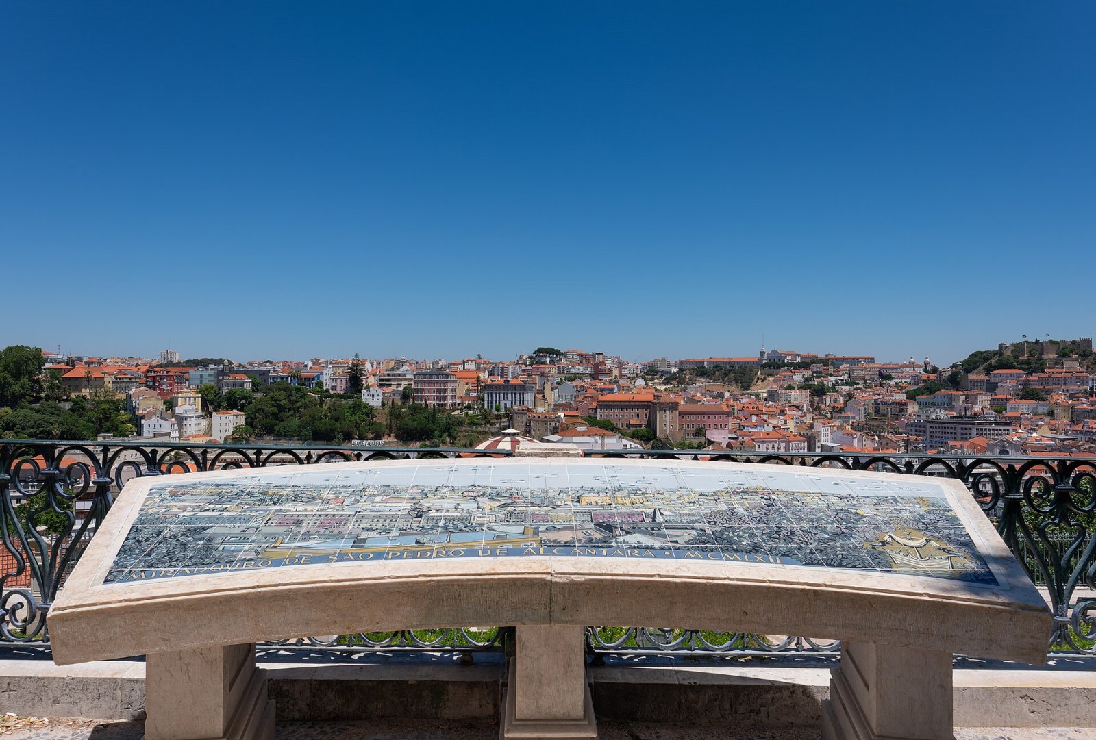 Мирадуру де Сан-Педро де Алкантара: уголок красоты в Лиссабоне - Lisboa | Secret World Trip Planner