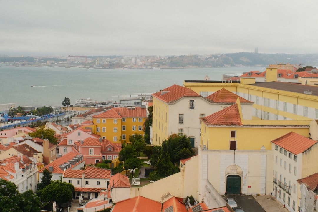 Scopri il Fascino del Quartiere Alfama di Lisbona | Secret World Trip Planner