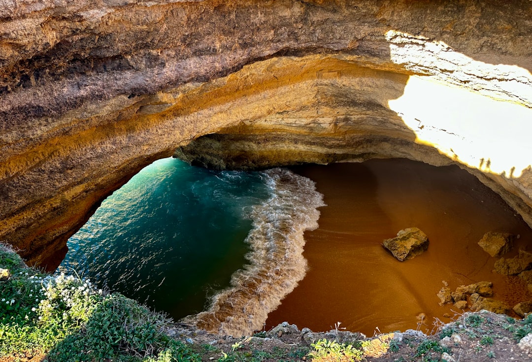 Entdecken Sie die Benagil-Höhle: ein Naturjuwel der Algarve | Secret World Trip Planner