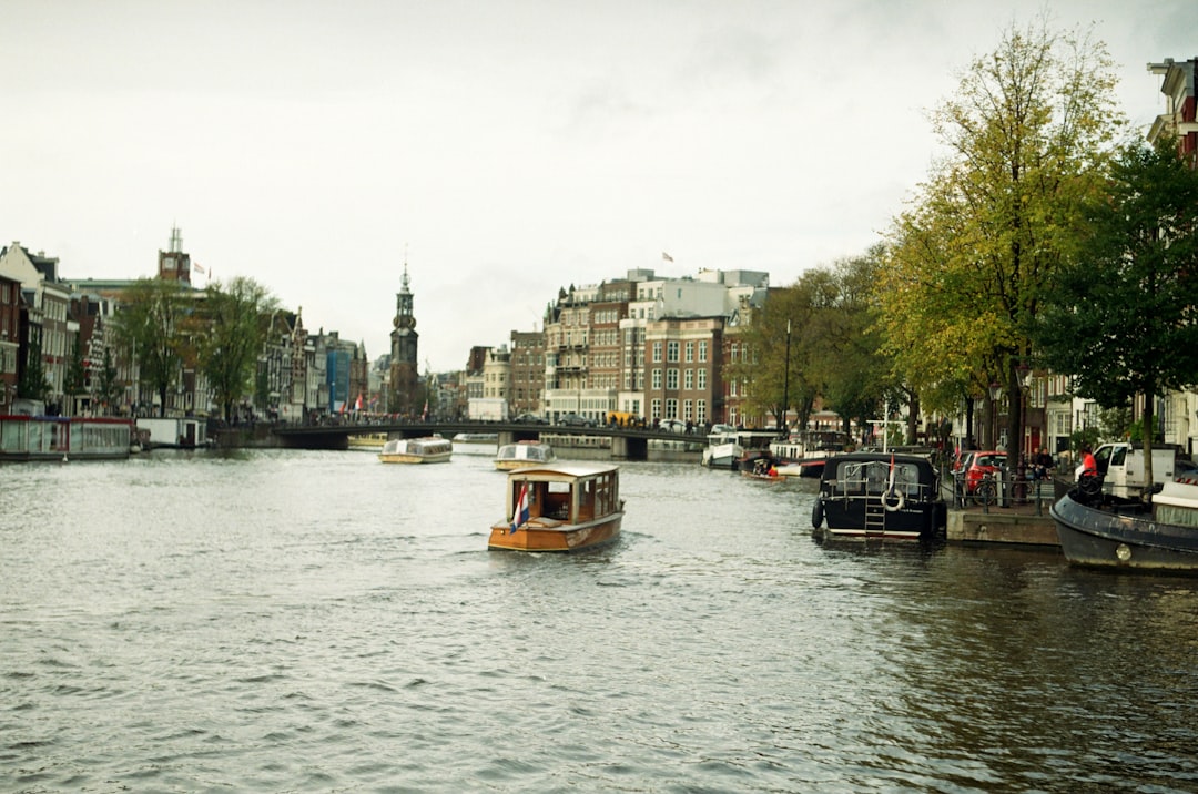 Entdecken Sie die Kanäle von Amsterdam: Eine Reise durch Geschichte und Kultur - Amsterdam | Secret World Trip Planner
