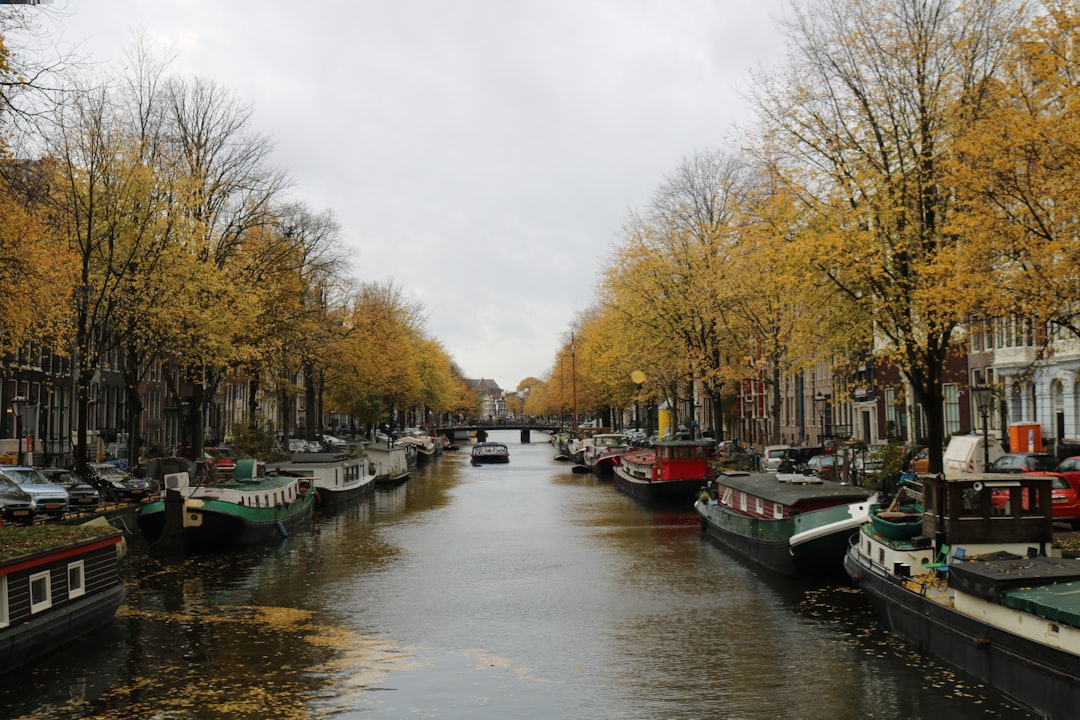 Découvrez les Canaux d'Amsterdam : Un Voyage entre Histoire et Culture — Amsterdam