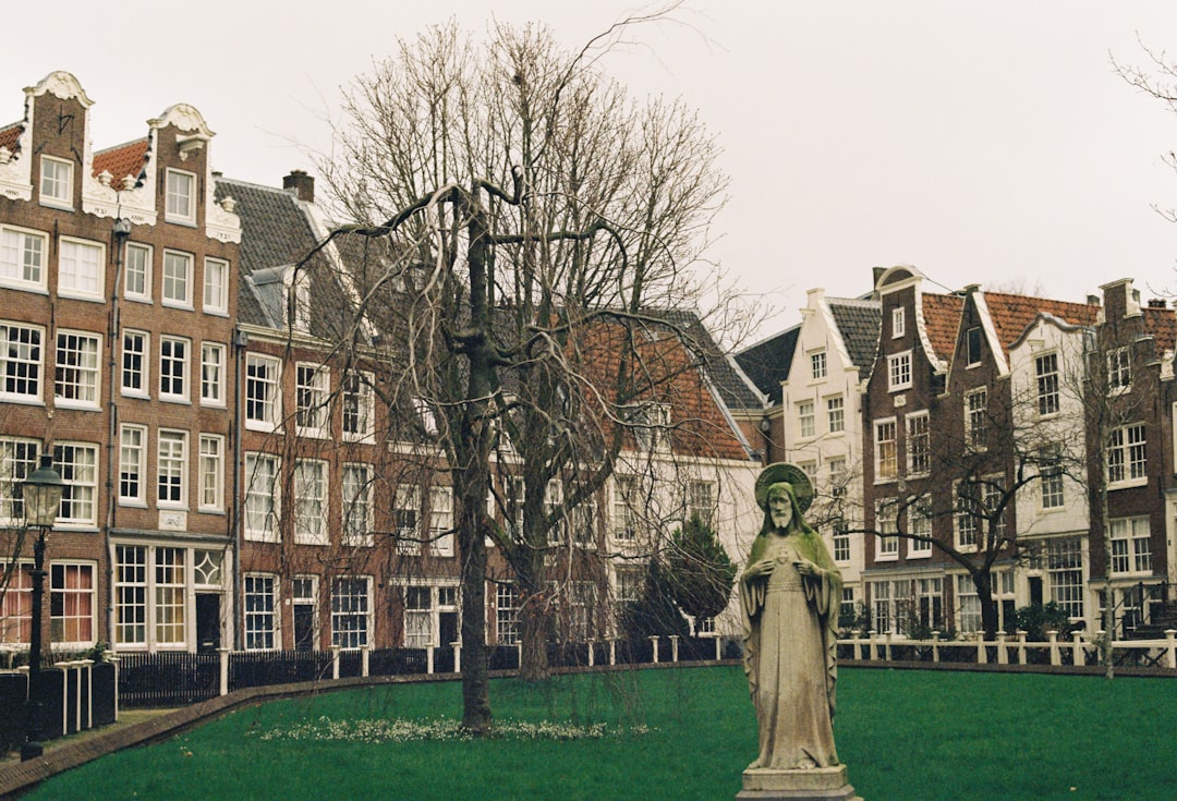 Découvrez le Begijnhof d'Amsterdam : Histoire et Beauté - Amsterdam | Secret World Trip Planner