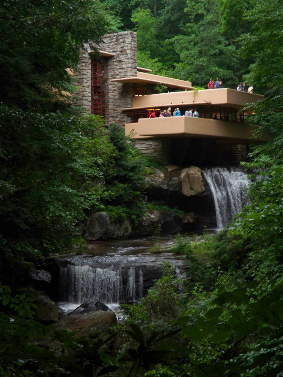 Maison sur la Cascade : Un Chef-d'Œuvre Architectural — Mill Run
