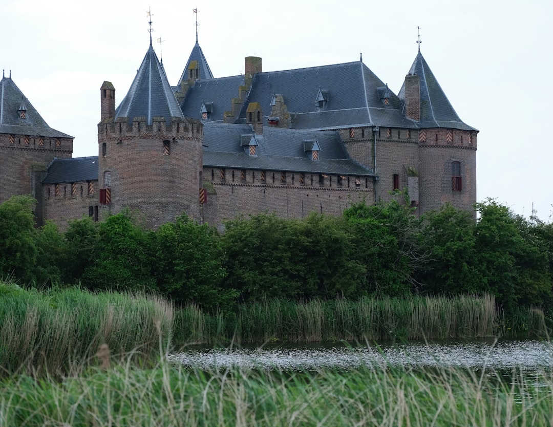 Muiderslot Castle: Un Viaggio nella Storia dei Paesi Bassi - Muiden | Secret World Trip Planner