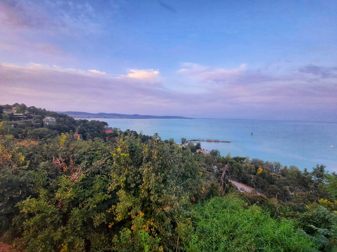 Découvrez le lac Balaton : Un paradis naturel en Hongrie - Balatonfüred | Secret World Trip Planner