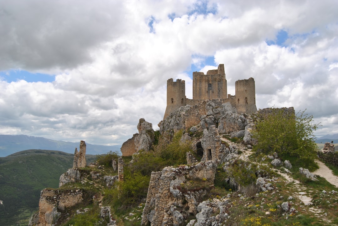 Explorer le Château de Palanok : Histoire et Beauté - Zakarpats'ka oblast | Secret World Trip Planner