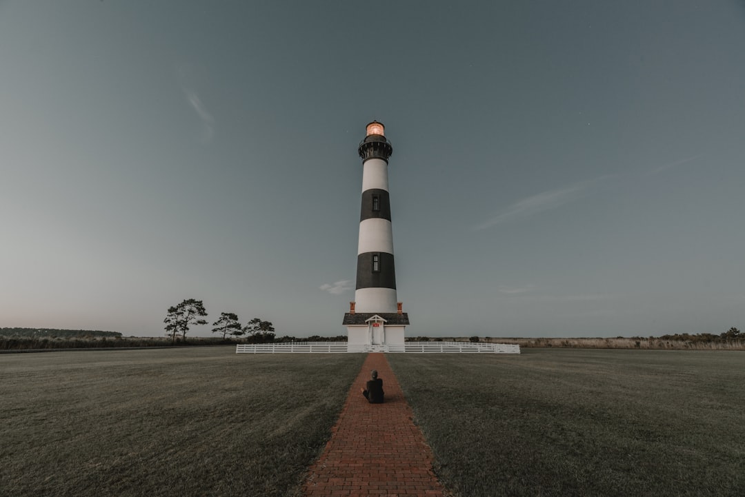 Scoprire il Faro di Bodie Island: un Viaggio nel Tempo - Nags Head | Secret World Trip Planner