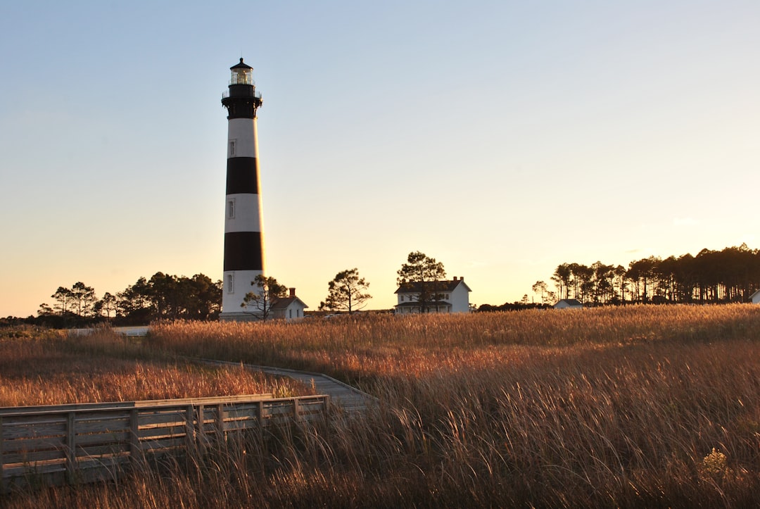 Scoprire il Faro di Bodie Island: un Viaggio nel Tempo - Nags Head | Secret World Trip Planner