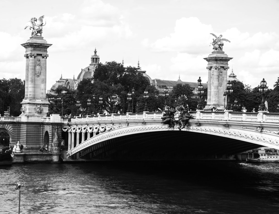 Die Alexandre-III-Brücke: Ein Meisterwerk von Paris - Pont Alexandre III | Secret World Trip Planner